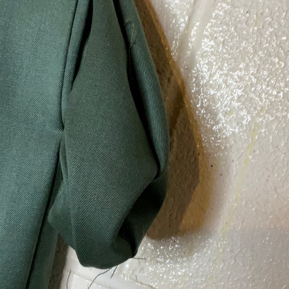 A lightly worn Harve’ Bernard women’s two piece suit . Very well made in a Sz.6. - Picture 16 of 16